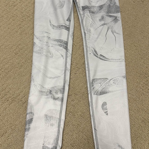 ALO Yoga Gray Patterned Leggings - Picture 3 of 6